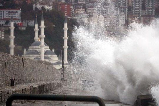 ZONGULDAK'TA KUVVETLİ YAĞIŞ VE RÜZGAR; BALIKÇILAR DENİZE AÇILAMADI