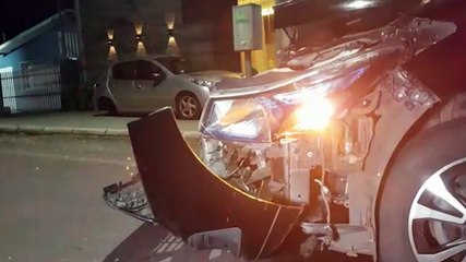 Peugeot é arremessado na calçada e perde uma roda em forte colisão no centro de Cascavel