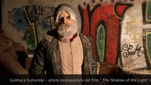 Cerro al Lambro, l'attore Gianluca Fumarola sul set interpreta un clochard