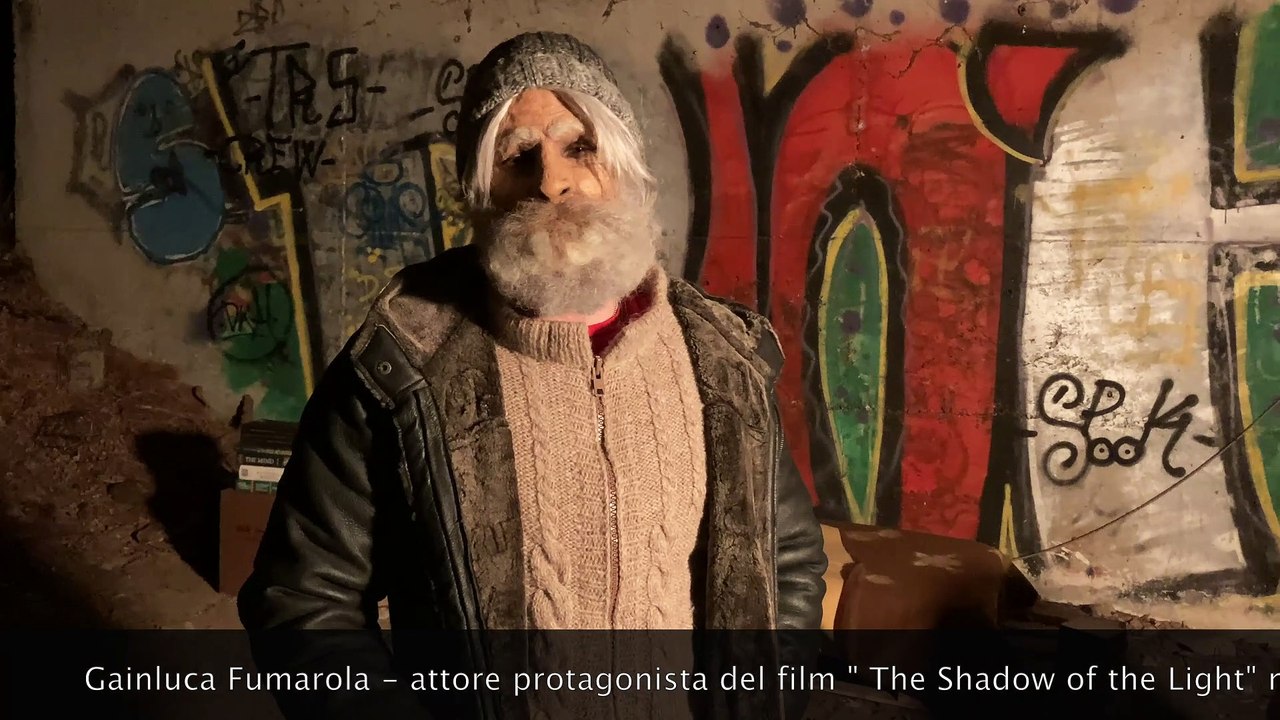 Cerro al Lambro, l'attore Gianluca Fumarola sul set interpreta un clochard