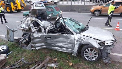 Hurda yığınına dönen araçtan sağ çıktı