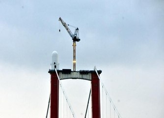 1915 Çanakkale Köprüsü kulelerine Seyit Onbaşı'nın sırtlayarak kaldırdığı top mermisi figürleri yerleştirilmeye başlandı