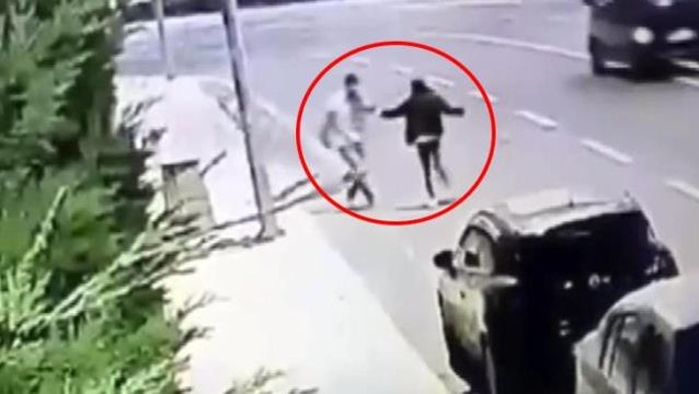 Sokak ortasında tekme tokat dövülen genç kızın tavrı isyan ettirdi