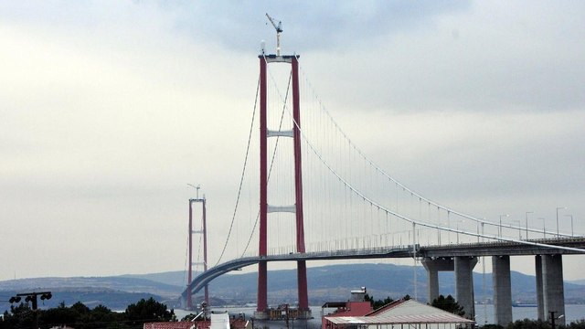 1915 Çanakkale Köprüsü’nün kulelerine Seyit Onbaşı’nın top mermisi figürleri yerleştirildi