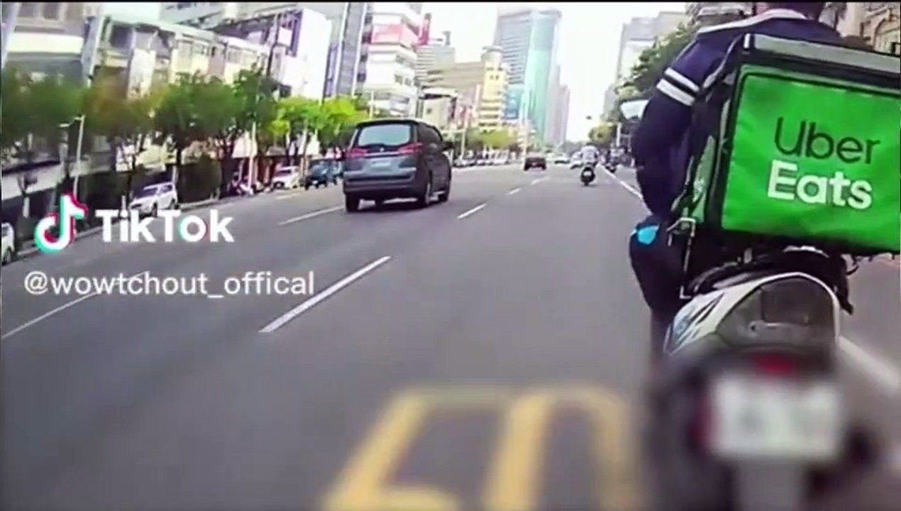 高雄猴大鬧新崛江！用腳騎車、蛇行樣樣來 警方開查了