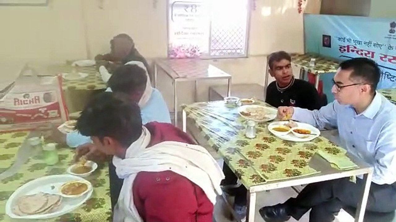 जिला कलक्टर पहुंचे इंदिरा रसोई, आम लोगों की तरह 8 रुपए का टोकन लेकर खाया खाना