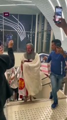 جماهير انكلترا ترتدي زي الصليبيين