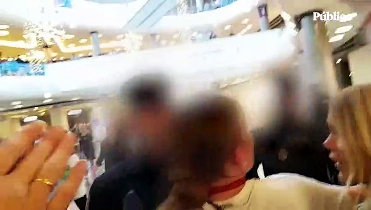 Un grupo de policías rodea y empuja a las dependientas de Inditex durante la concentración en A Coruña