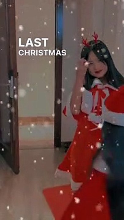 Clip: Không còn giấu mặt, Phúng Phính thoải mái diện đồ Noel xuất hiện trên mạng xã hội