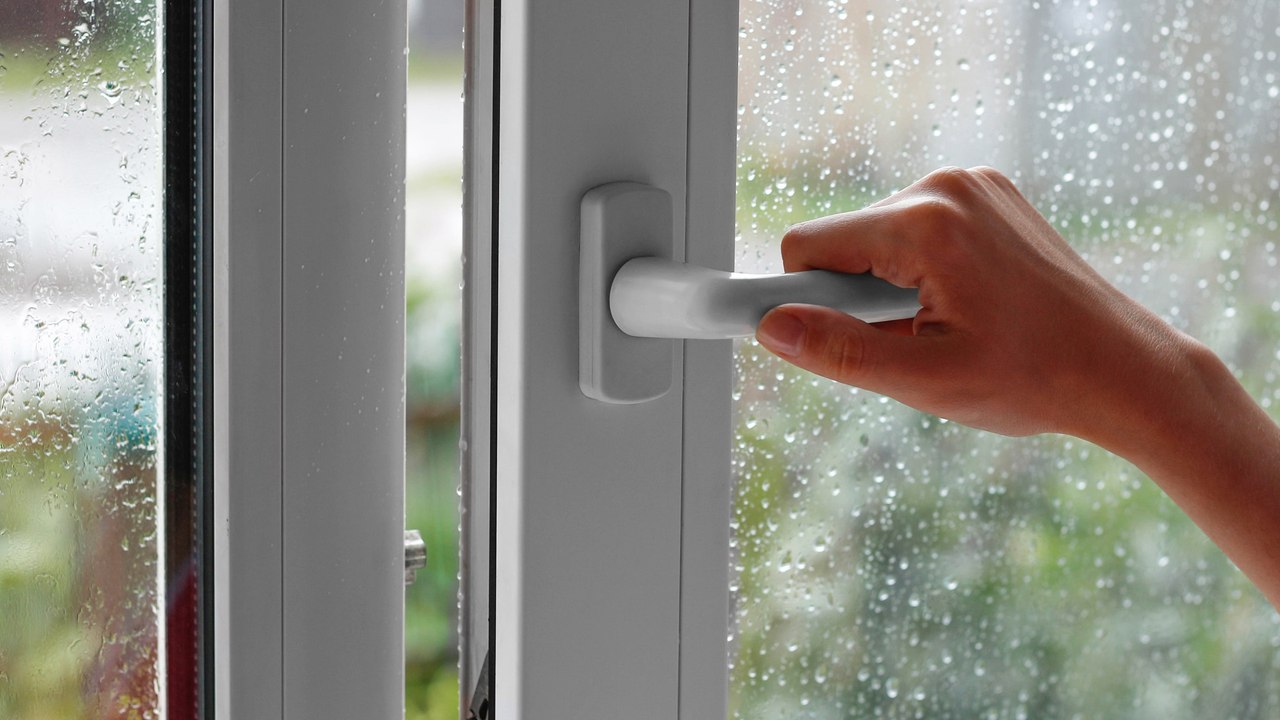Lüften bei Regen: Wie sinnvoll ist das wirklich, um die Luftfeuchtigkeit zu senken
