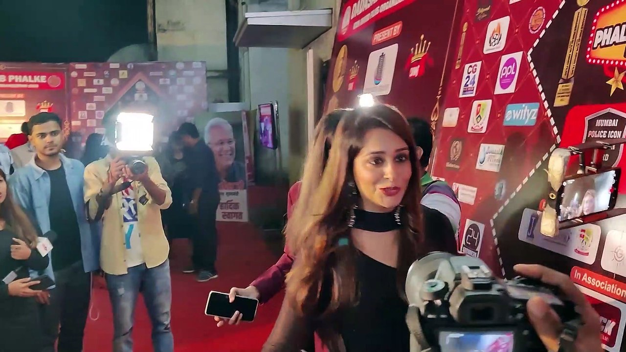 Dipika Kakar gets trolled for her rude gesture towards a man who tries to stop her from falling