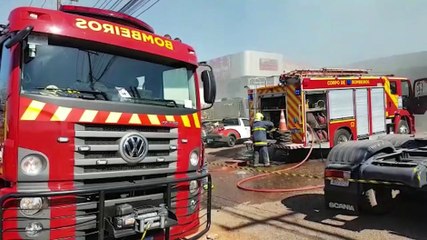 Descargar video: Incêndio em empresa de tapeçaria mobiliza Bombeiros no Cataratas