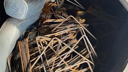 İNŞAATTAN DEMİR ÇALAN 2 ŞÜPHELİ, POLİSİN TAKİBİ SIRASINDA OTOMOBİLİ TERK EDİP KAÇTI