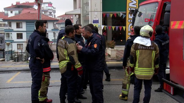 Binanın çatısında yangın çıktı: 8 kişi dumandan etkilendi