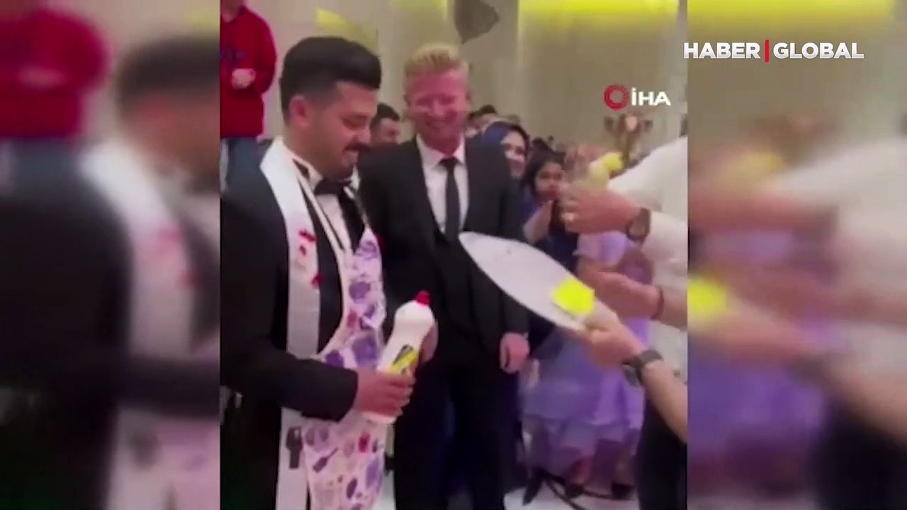 Davetliler şoke oldu! Damada düğünde takı merasiminde arkadaşlarından görülmemiş şaka…