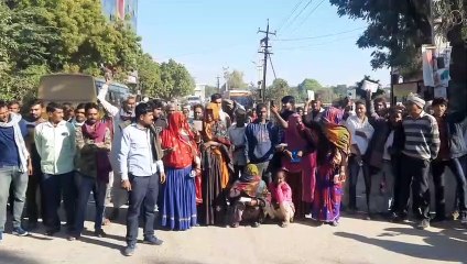 तीन दिन से 2600 खाद के कट्टे ताले में बंद, किसानों ने किया हाइवे जाम