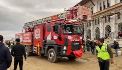 BATMAN'DA CAMİ İNŞAATINDA İSKELE ÇÖKTÜ: 14 YARALI