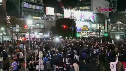 Japonların kurallara uygun sevinci! Yeşil yandığında sevindiler kırmızı da...