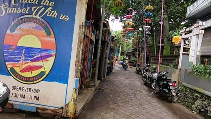 Spa Massage Scattered Along the Roads in Bali