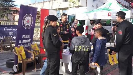 Edirne'de kadına şiddetle mücadele standı yoğun ilgi gördü