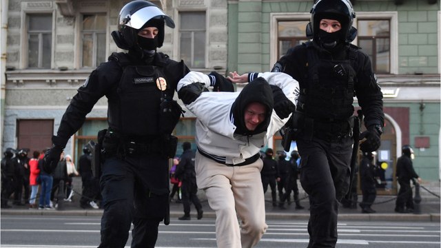 This woman shaved her head in protest against Putin; the reaction was not what she expected