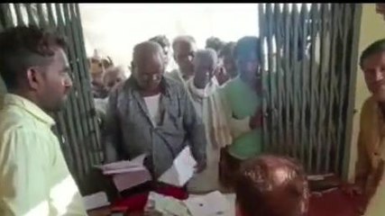 नीमच : खाद वितरण केंद्र पर विधायक का सवाल फिर किसान ने दिया ऐसा जवाब की सोच में पड़ जाएंगे आप