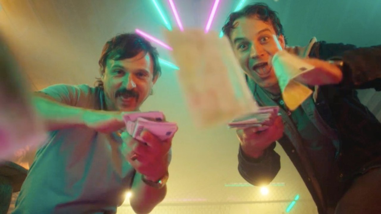 Die Wespe: In Staffel 2 der deutschen Comedy-Serie wird um Geld und Leben Dart gespielt