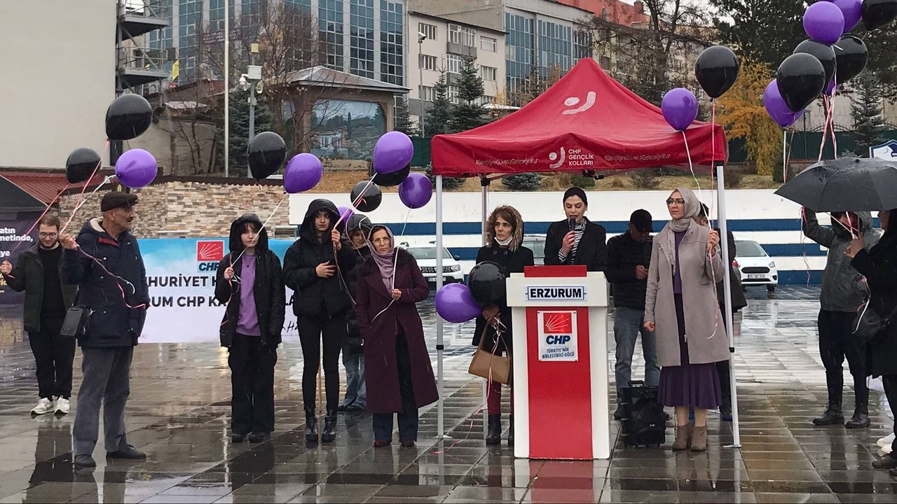 Kadınlar mor balonlarla ‘şiddete hayır’ diyerek meydana indi