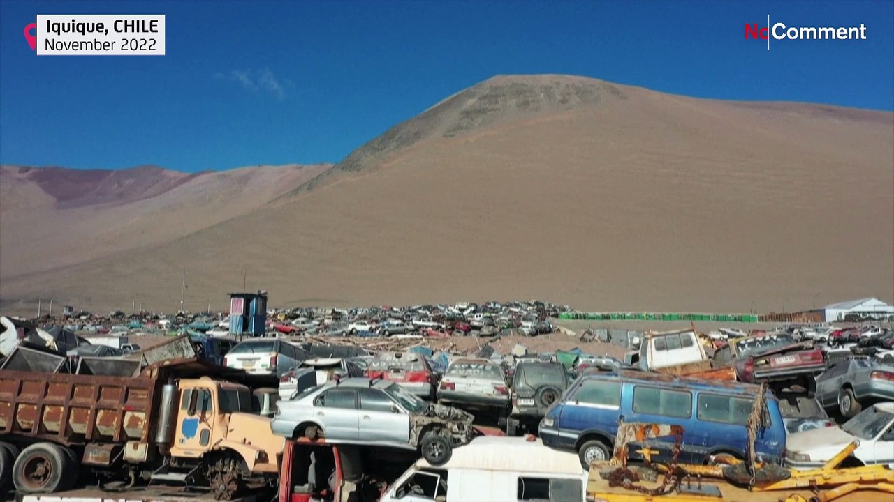 Ihre Schuhe in der Atacama-Wüste auf einem Müllberg