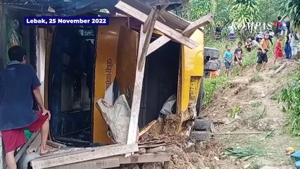 Bus Rombongan Mahasiswa Terguling Saat Menuju Kampung Baduy