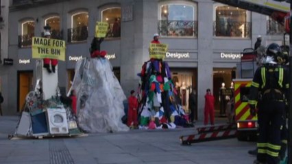 La protesta di Greenpeace contro il consumismo del Black Friday