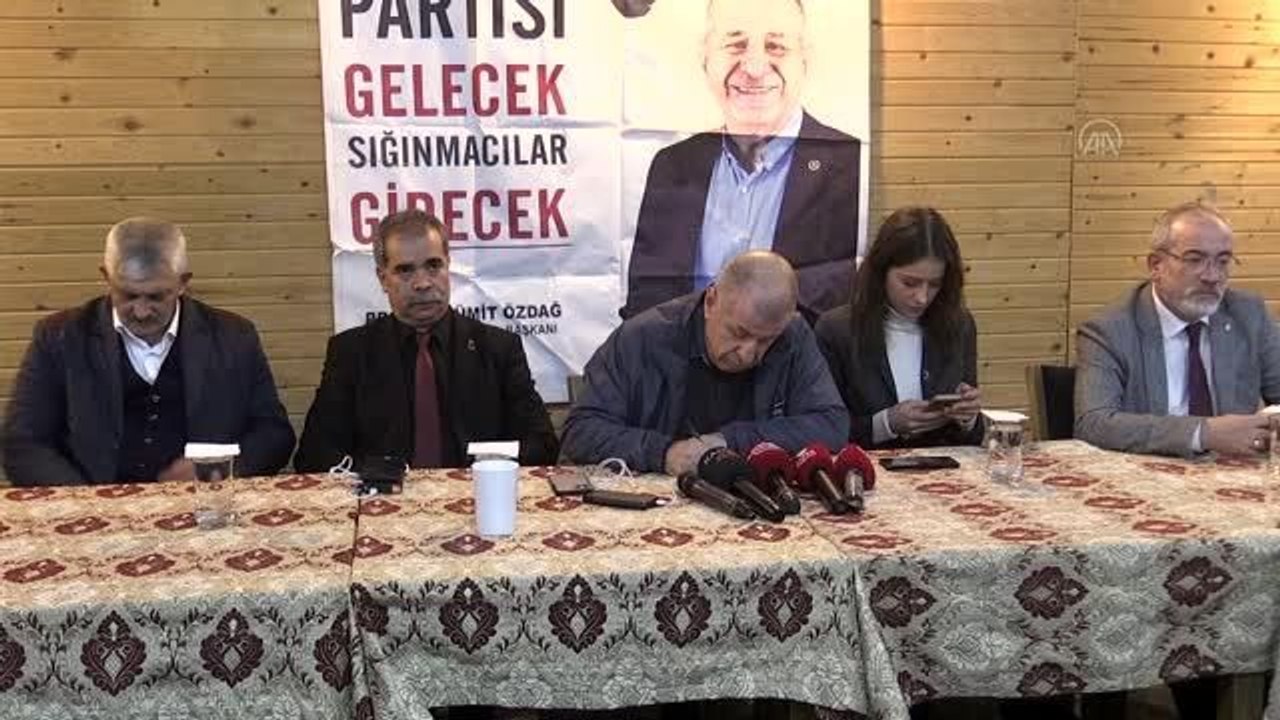KAHRAMANMARAŞ - Zafer Partisi Genel Başkanı Özdağ, partisine katılanlara rozet taktı