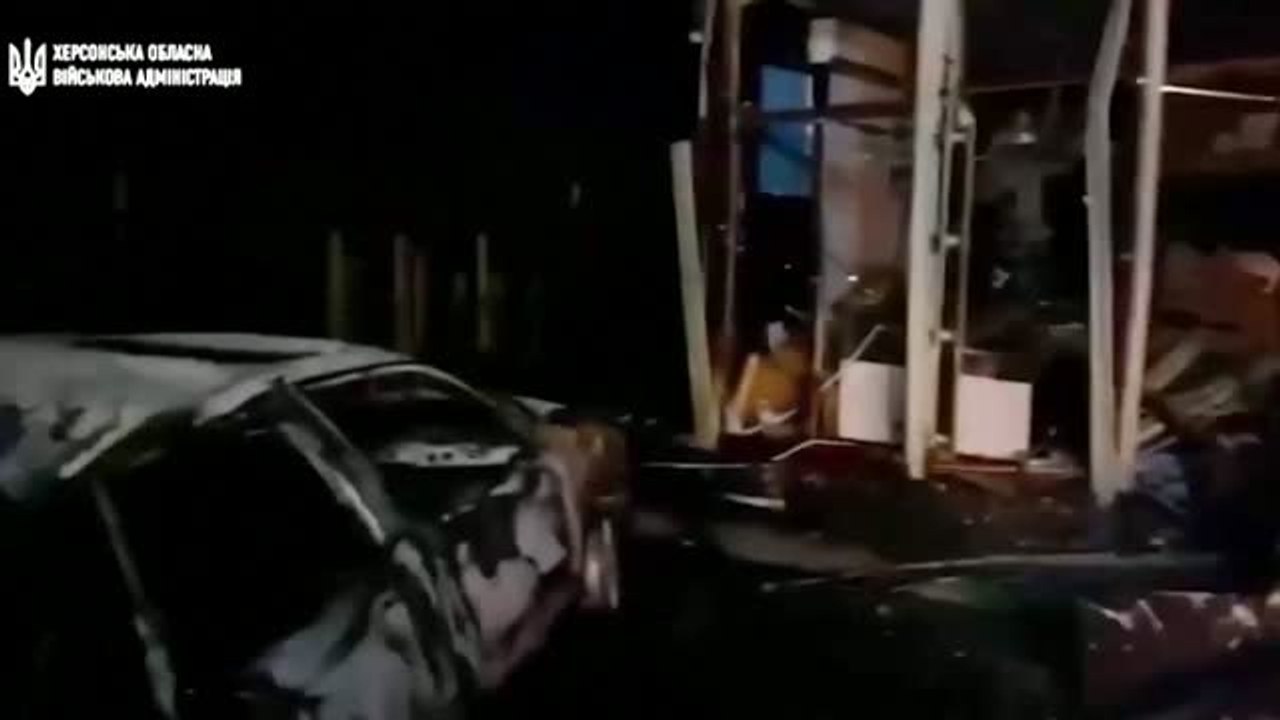 El gobernador de Jersón visita una de las zonas residenciales bombardeadas