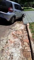 Umuaramense fica no prejuízo após cair com carro em buraco na travessa Piúna
