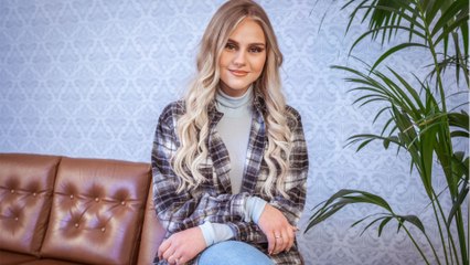 Estefania Wollny passiert ein peinliches Malheur beim Serienstreamen