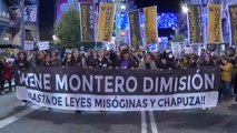 Cientos de personas marchan en Madrid por el 25N y una parte grita 'Irene Montero, dimisión'