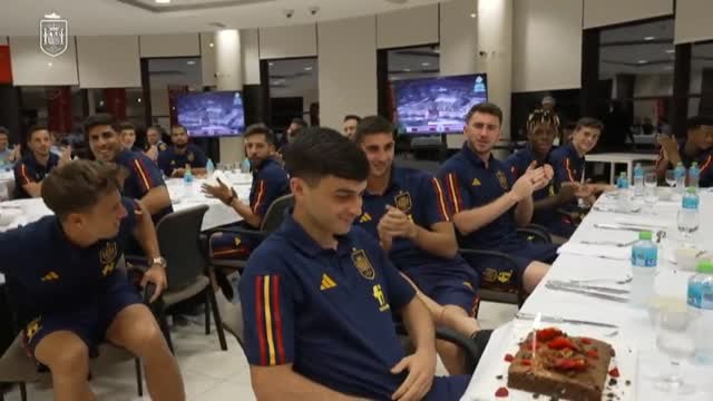 La selección le canta el cumpleaños feliz a Pedri en la cena de la concentración