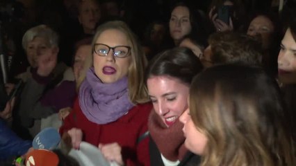 Las manifestantes ovacionan a Irene Montero en el Día contra la violencia de género