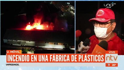 El fuego que afecto un 80% a la estructura de una fabrica de plástico en la zona del parque  industria ya fue controlado