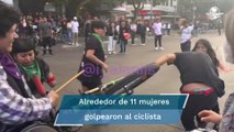 Mujeres golpean a ciclista por atropellar a una menor durante marcha del 25N