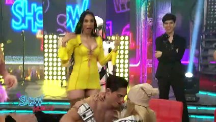 Karina se pone coqueta con  'Los Wapayasos'