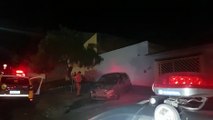 Condutor perde o controle da direção e capota o Celta, no bairro Santo Onofre