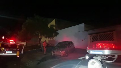 Condutor perde o controle da direção e capota o Celta, no bairro Santo Onofre
