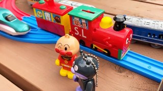 SLマンがプラレールで走行するか実験☆アンパンマン電車のおもちゃ【ウピさん＆upisch】