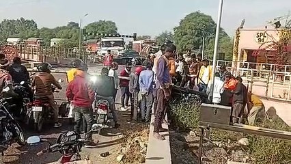 SriGanganagar रेलवे फाटक का एकाएक लिफ्टिंग बेरियर हुआ लॉक, लगा जाम