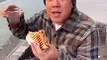 Vi vu ở Mỹ, MC Quyền Linh vẫn giữ thói quen khắc khổ khi ngồi bệt ven đường ăn bánh mỳ