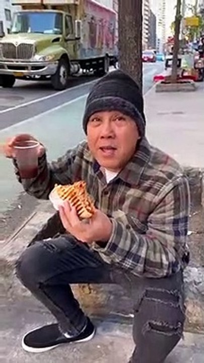 Vi vu ở Mỹ, MC Quyền Linh vẫn giữ thói quen khắc khổ khi ngồi bệt ven đường ăn bánh mỳ