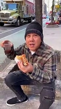 Vi vu ở Mỹ, MC Quyền Linh vẫn giữ thói quen khắc khổ khi ngồi bệt ven đường ăn bánh mỳ