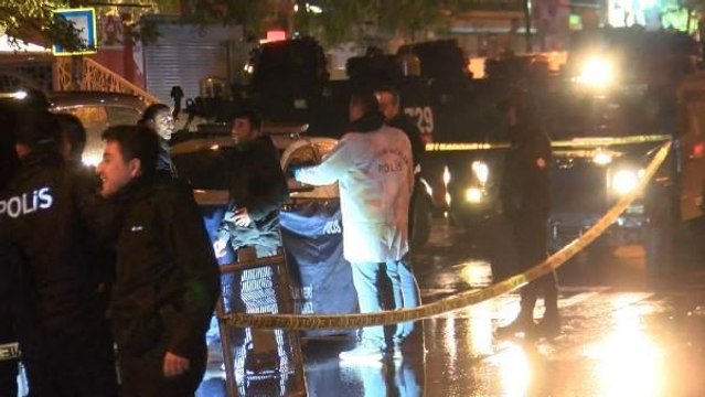 BEYOĞLU'NDA POLİS İLE ŞÜPHELİLER ARASINDA ÇATIŞMA: 1 ÖLÜ, 1'İ POLİS 2 YARALI