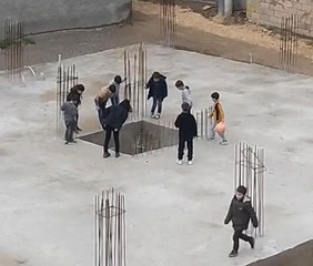 Mardin'de yürekleri ağızlara getiren görüntü... Çocuklar, inşaat alanında böyle oynadı